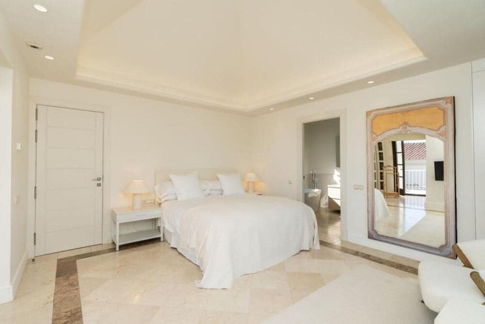 5 bedroom Villa for rent in Golden Mile with pool garage - € 15,000 (Ref: 9786013)