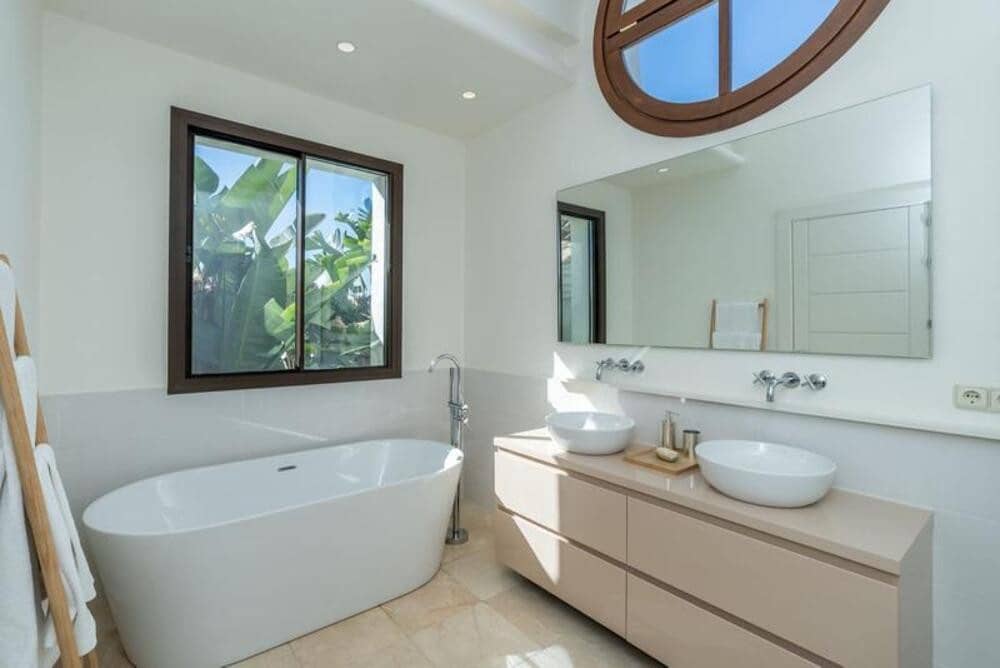 5 bedroom Villa for rent in Golden Mile with pool garage - € 15,000 (Ref: 9786013)