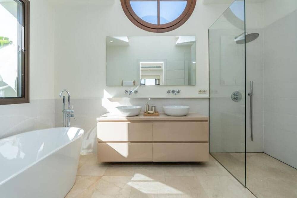 5 bedroom Villa for rent in Golden Mile with pool garage - € 15,000 (Ref: 9786013)