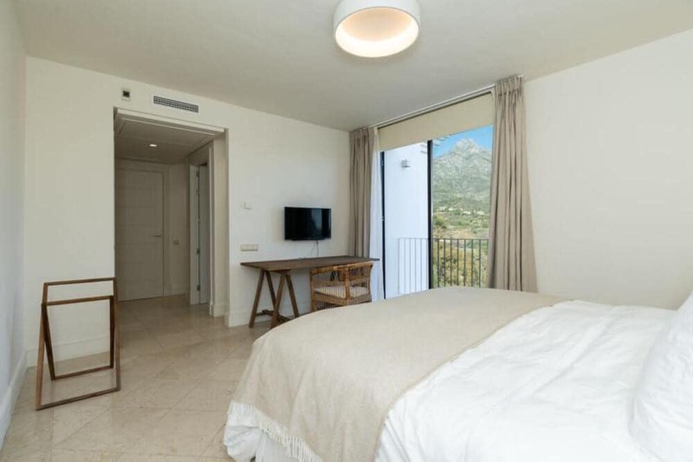 5 bedroom Villa for rent in Golden Mile with pool garage - € 15,000 (Ref: 9786013)