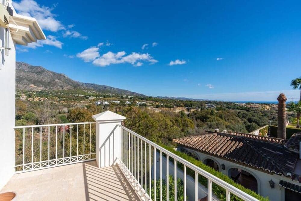 5 bedroom Villa for rent in Golden Mile with pool garage - € 15,000 (Ref: 9786013)