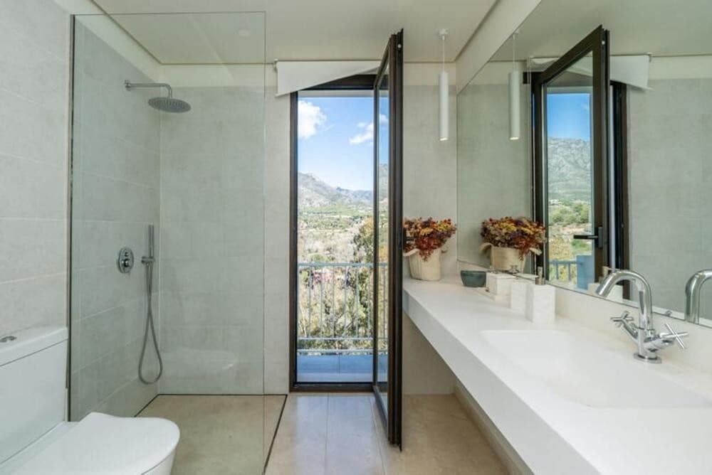 5 bedroom Villa for rent in Golden Mile with pool garage - € 15,000 (Ref: 9786013)