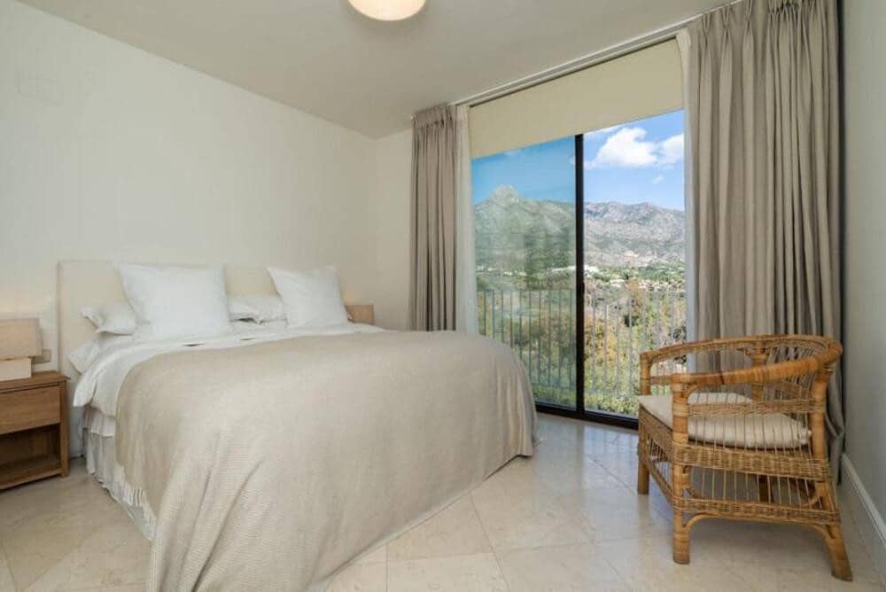 5 bedroom Villa for rent in Golden Mile with pool garage - € 15,000 (Ref: 9786013)