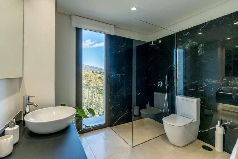 5 bedroom Villa for rent in Golden Mile with pool garage - € 15,000 (Ref: 9786013)