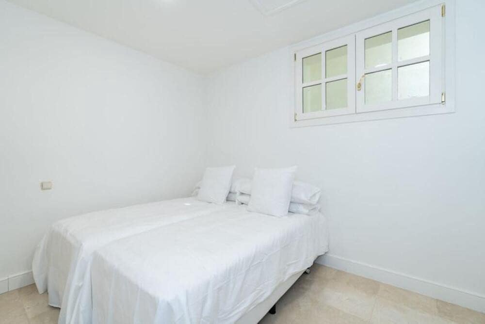 5 bedroom Villa for rent in Golden Mile with pool garage - € 15,000 (Ref: 9786013)