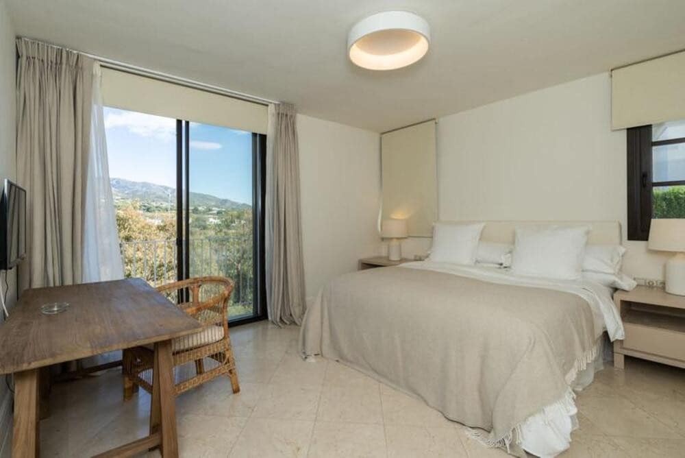 5 bedroom Villa for rent in Golden Mile with pool garage - € 15,000 (Ref: 9786013)