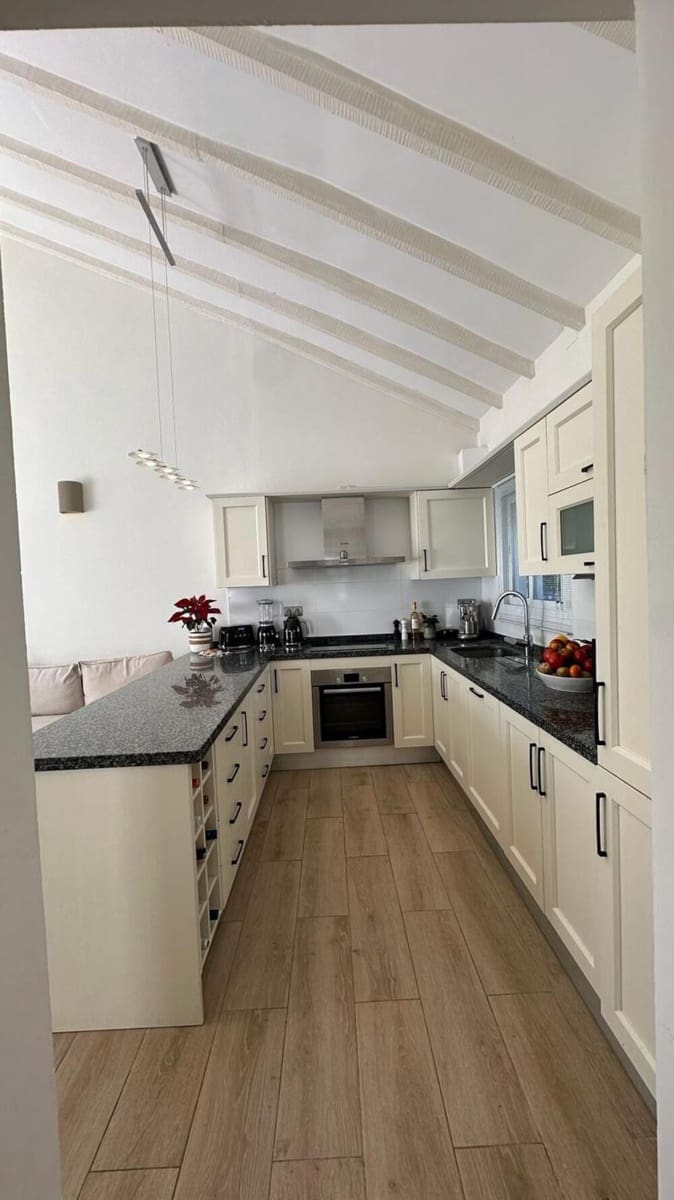 3 soverom Leilighet til leie i Nueva Andalucia med svømmebasseng garasje - € 3 000 (Ref: 9788096)