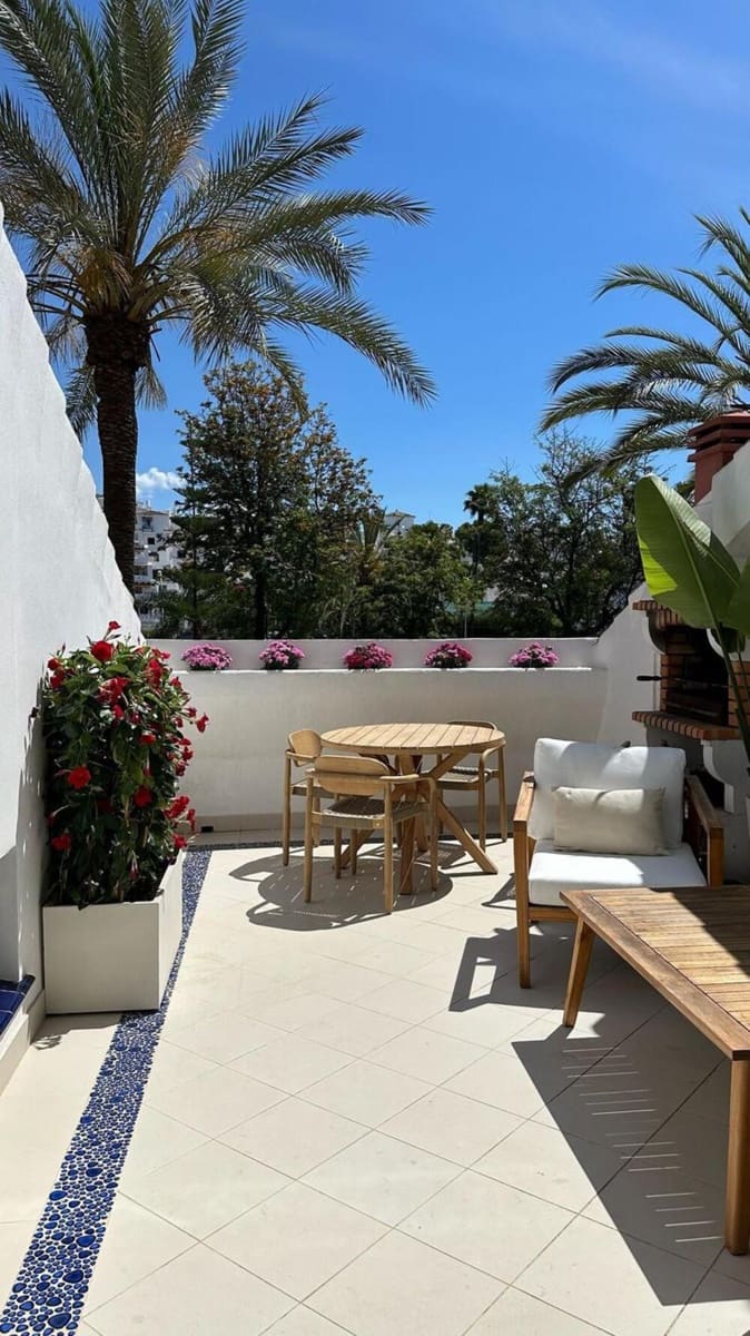 3 soverom Leilighet til leie i Nueva Andalucia med svømmebasseng garasje - € 3 000 (Ref: 9788096)