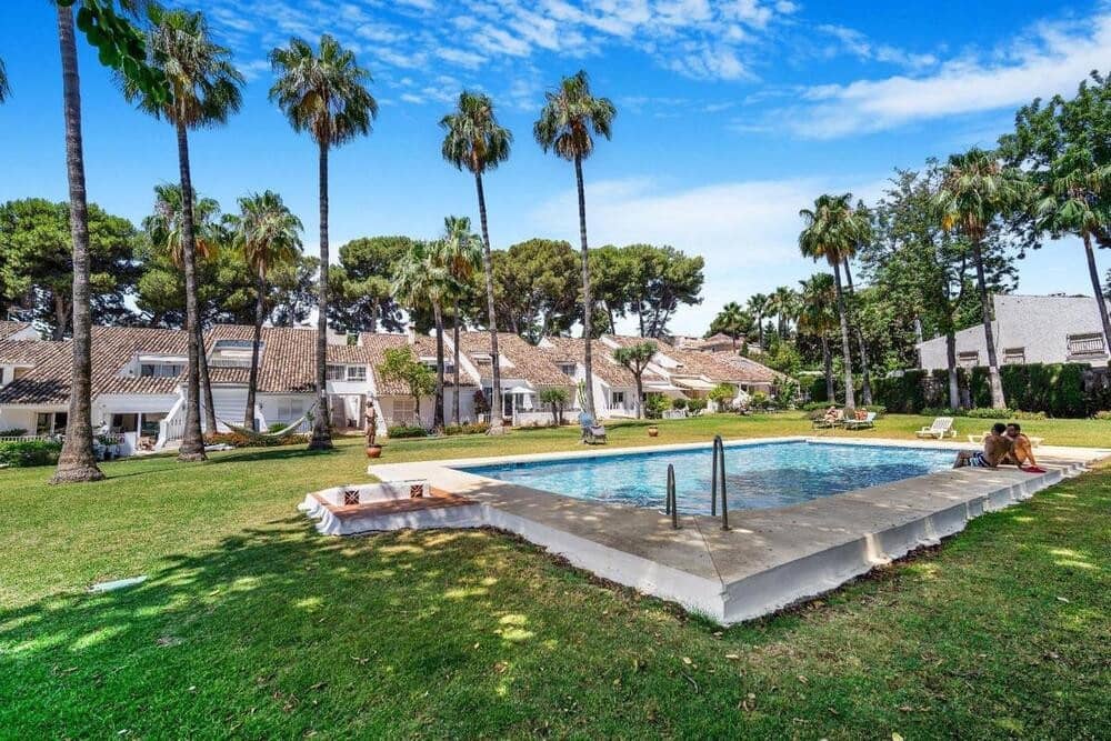 3 soverom Leilighet til leie i Nueva Andalucia med svømmebasseng garasje - € 3 000 (Ref: 9788096)