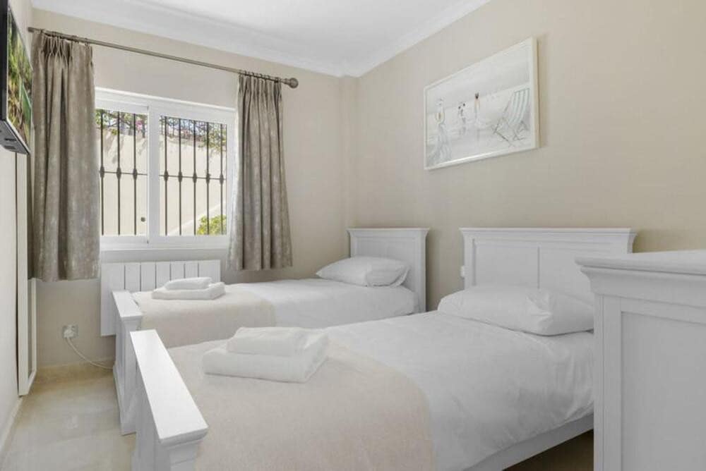 3 Zimmer Apartment zu vermieten in La Quinta mit Pool Garage - 3.500 € (Ref: 9788098)