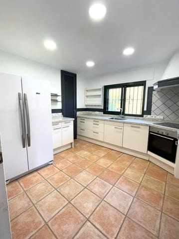 4 soveværelse Villa til leje i San Pedro de Alcántara Pueblo, Marbella med swimmingpool garage - € 4.950 (Ref: 9793928)