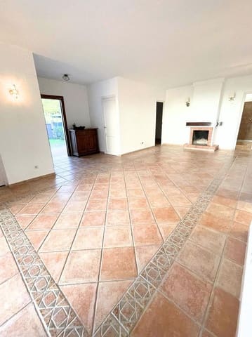 4 soveværelse Villa til leje i San Pedro de Alcántara Pueblo, Marbella med swimmingpool garage - € 4.950 (Ref: 9793928)