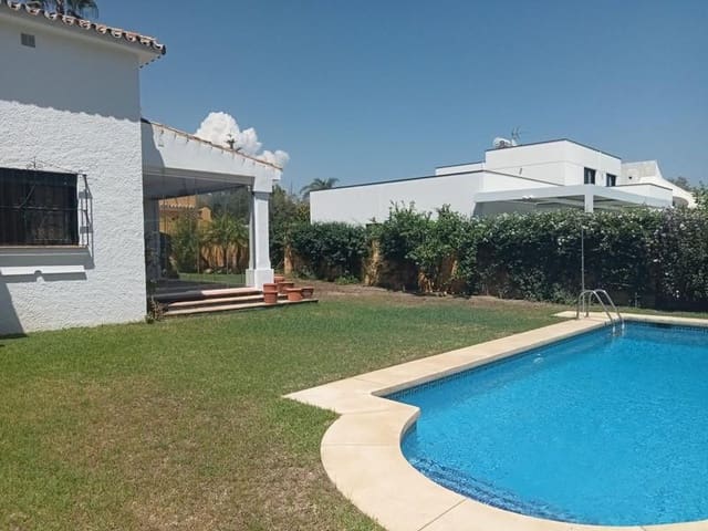 4 soveværelse Villa til leje i San Pedro de Alcántara Pueblo, Marbella med swimmingpool garage - € 4.950 (Ref: 9793928)