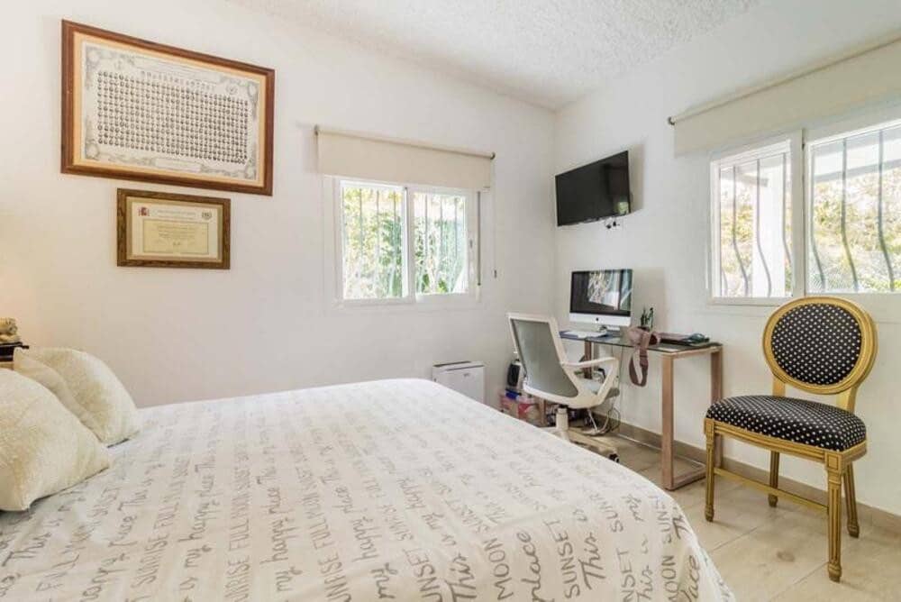 2 bedroom Villa for sale in Estepona with pool garage - € 695,000 (Ref: 9793929)