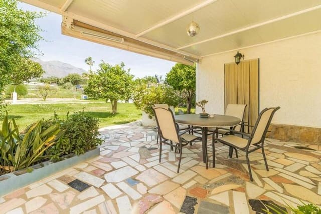 2 makuuhuone Huvila myytävänä paikassa Centro, Estepona mukana uima-altaan 
autotalli - 695 000 € (Ref: 9793929)