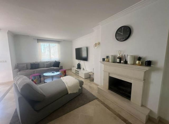 Maison de Ville de 3 chambres à louer à Los Naranjos, Marbella avec piscine garage - 2 700 € (Ref: 9793930)