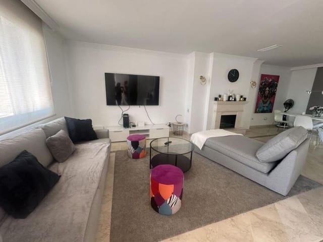 Maison de Ville de 3 chambres à louer à Los Naranjos, Marbella avec piscine garage - 2 700 € (Ref: 9793930)