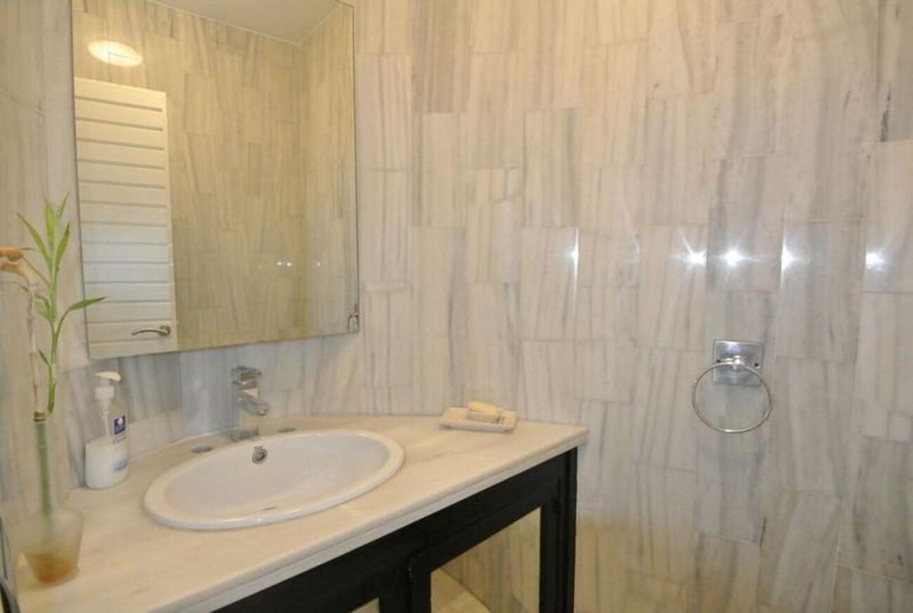 3 soveværelse Byhus til leje i Marbella med swimmingpool garage - € 2.750 (Ref: 9796839)