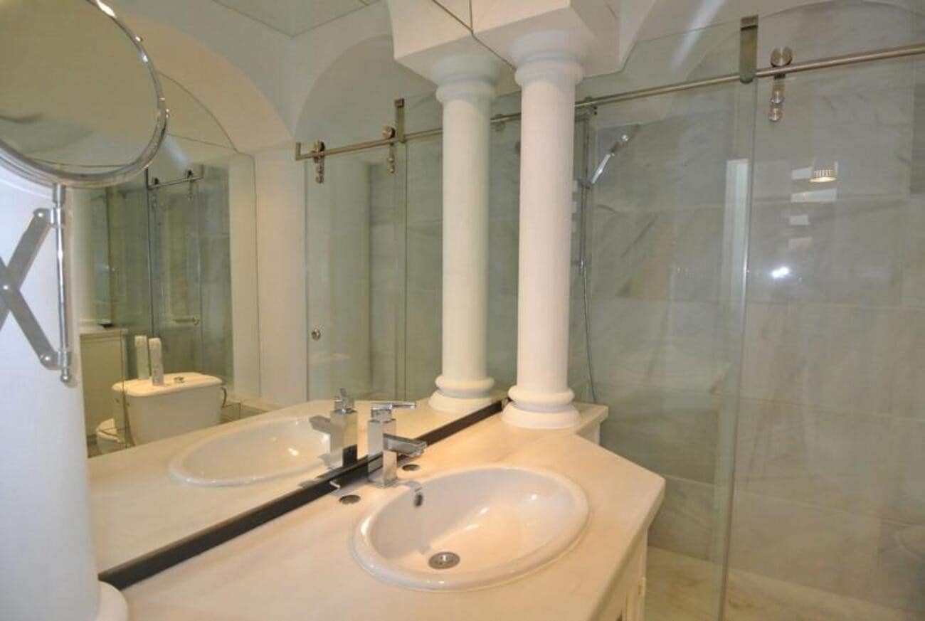 3 soveværelse Byhus til leje i Marbella med swimmingpool garage - € 2.750 (Ref: 9796839)