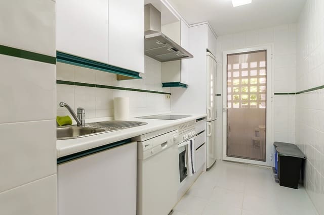 Apartamento de 2 habitaciones en La Dama de Noche - La Alzambra, Marbella en alquiler con piscina garaje - 2.500 € (Ref: 9798553)