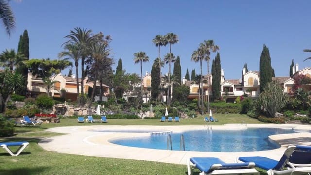 3 bedroom Apartment for sale in El Velerín, Estepona with pool garage - € 665,000 (Ref: 9798555)