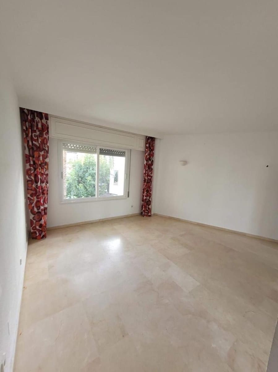 Apartamento de 3 habitaciones en Estepona en venta con piscina garaje - 665.000 € (Ref: 9798555)