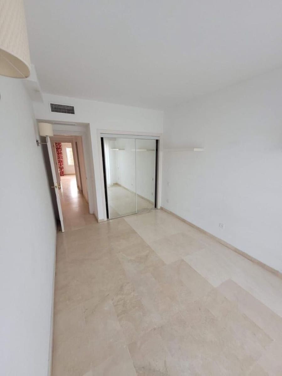 Apartamento de 3 habitaciones en Estepona en venta con piscina garaje - 665.000 € (Ref: 9798555)