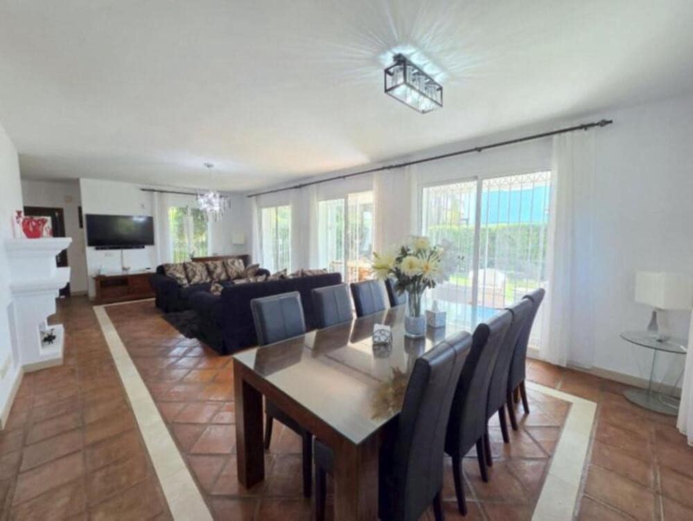 4 sovrum Villa till salu i La Duquesa / Puerto de la Duquesa med pool garage - 895 000 € (Ref: 9798556)