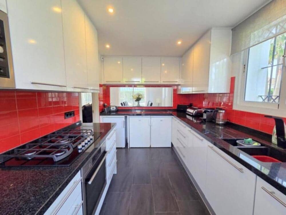 4 sovrum Villa till salu i La Duquesa / Puerto de la Duquesa med pool garage - 895 000 € (Ref: 9798556)