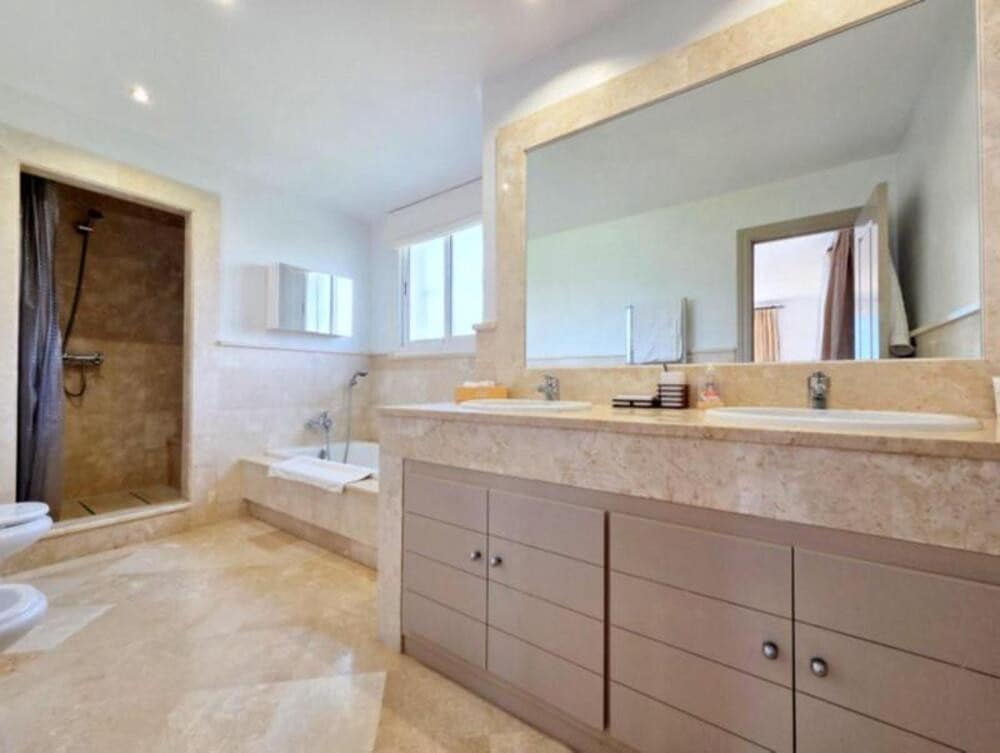 4 sovrum Villa till salu i La Duquesa / Puerto de la Duquesa med pool garage - 895 000 € (Ref: 9798556)