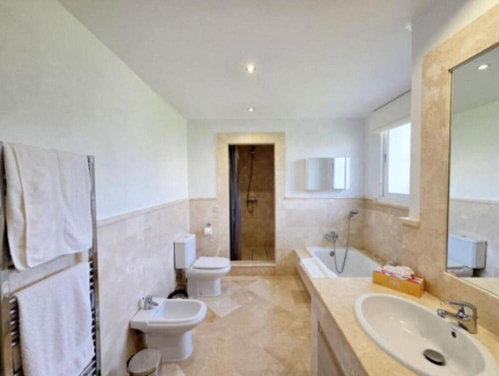 4 sovrum Villa till salu i La Duquesa / Puerto de la Duquesa med pool garage - 895 000 € (Ref: 9798556)