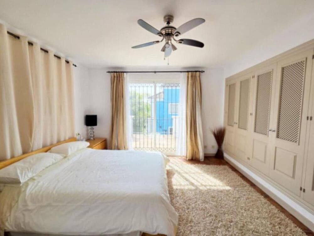 4 sovrum Villa till salu i La Duquesa / Puerto de la Duquesa med pool garage - 895 000 € (Ref: 9798556)