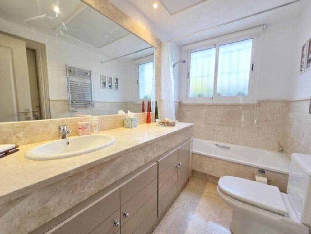 4 sovrum Villa till salu i La Duquesa / Puerto de la Duquesa med pool garage - 895 000 € (Ref: 9798556)