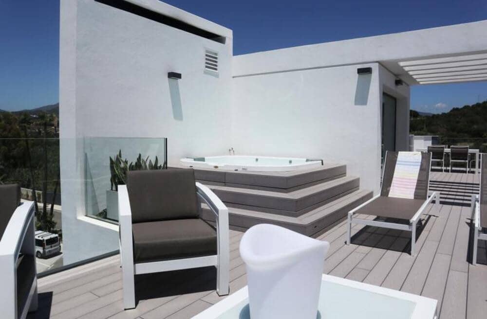 Villa/Maison Semi-Mitoyenne de 3 chambres à louer à Estepona avec piscine garage - 8 000 € (Ref: 9798558)
