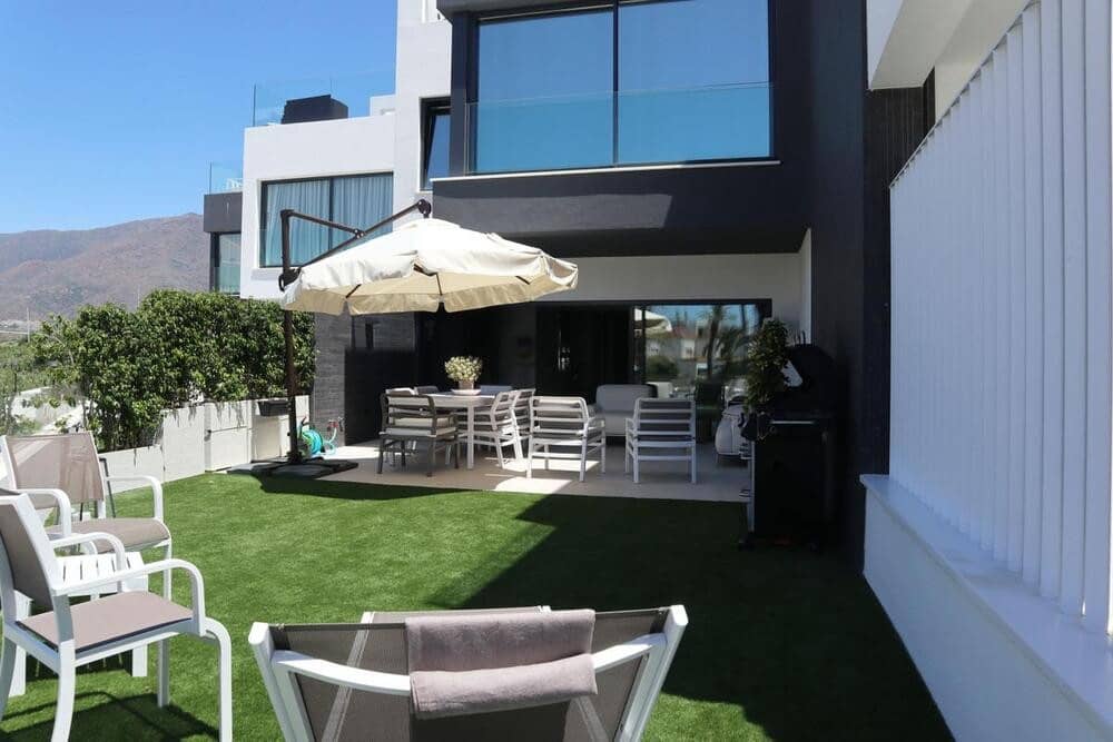 Villa/Maison Semi-Mitoyenne de 3 chambres à louer à Estepona avec piscine garage - 8 000 € (Ref: 9798558)