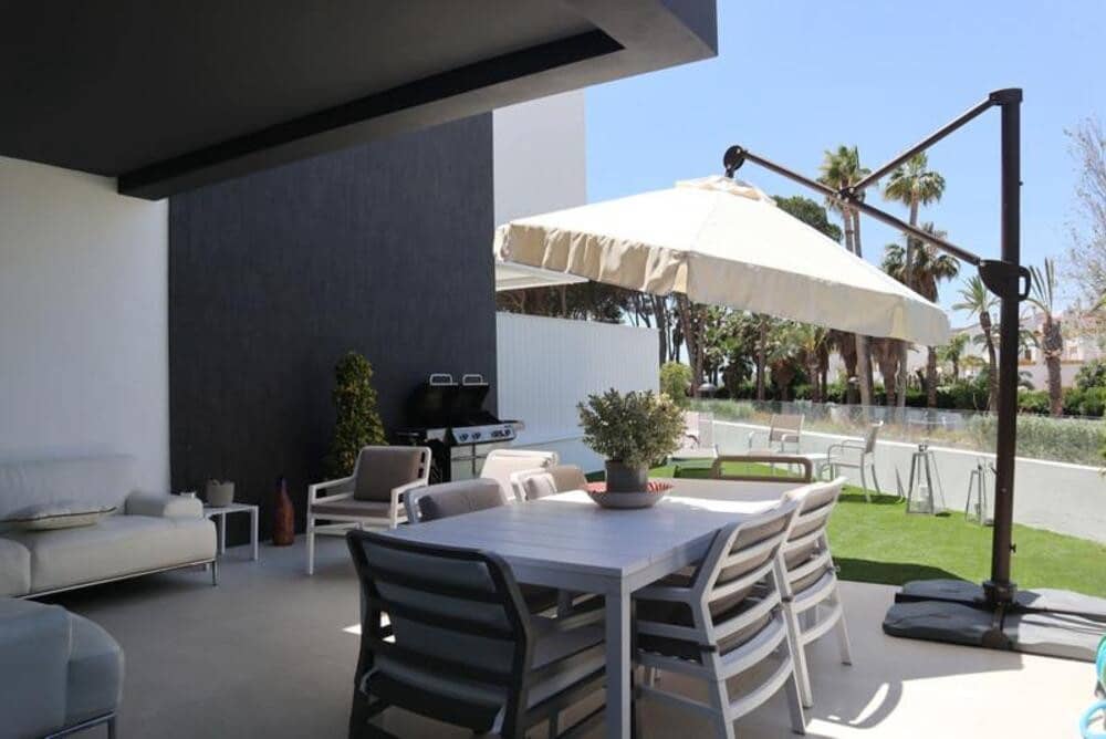 Villa/Maison Semi-Mitoyenne de 3 chambres à louer à Estepona avec piscine garage - 8 000 € (Ref: 9798558)