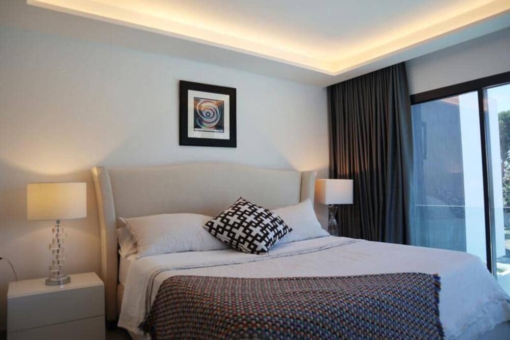 Villa/Maison Semi-Mitoyenne de 3 chambres à louer à Estepona avec piscine garage - 8 000 € (Ref: 9798558)