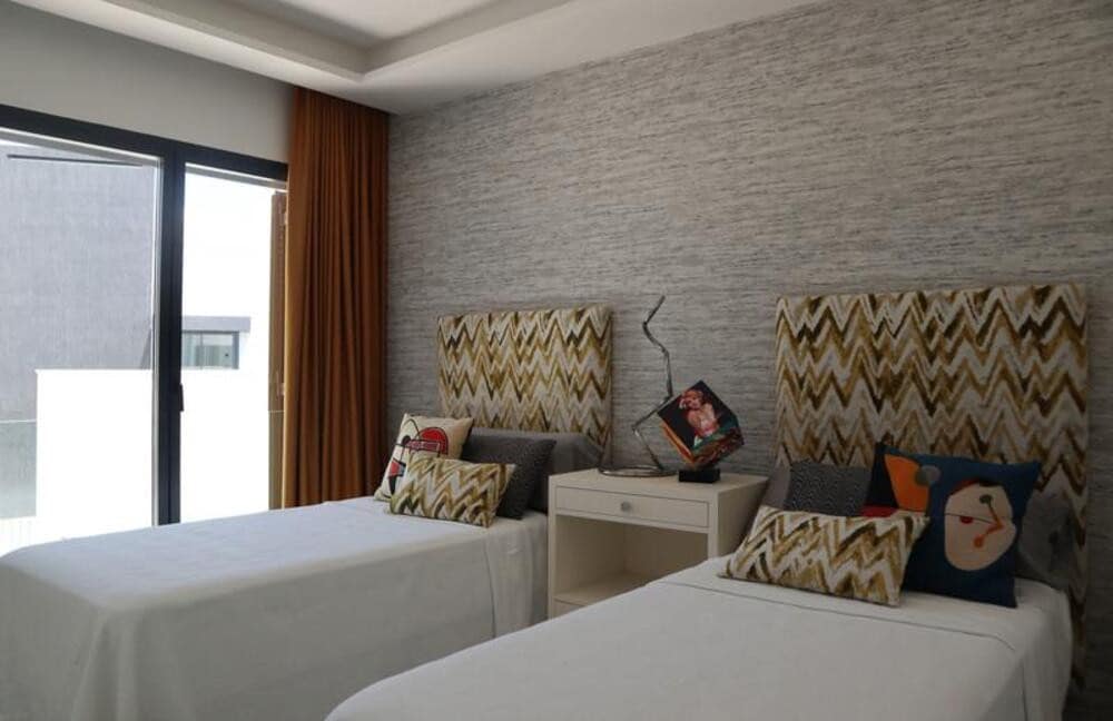 Villa/Maison Semi-Mitoyenne de 3 chambres à louer à Estepona avec piscine garage - 8 000 € (Ref: 9798558)