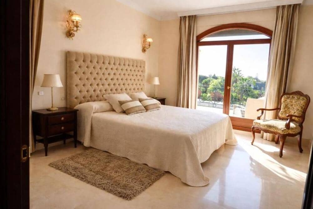 5 soveværelse Villa til leje i Marbella med swimmingpool garage - € 9.500 (Ref: 9798559)