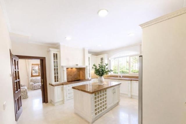 5 bedroom Villa for rent in El Rosario, Marbella with pool garage - € 9,500 (Ref: 9798559)