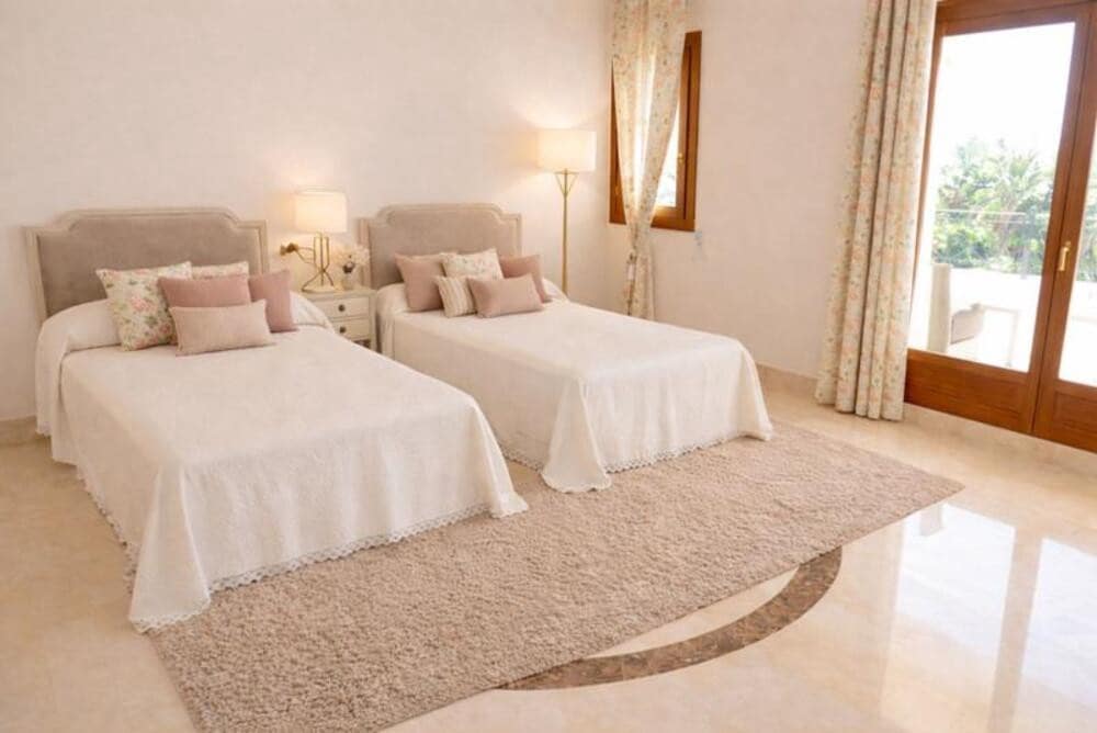 5 soveværelse Villa til leje i Marbella med swimmingpool garage - € 9.500 (Ref: 9798559)