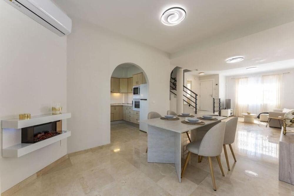 3 makuuhuone Paritalo myytävänä paikassa Marbella mukana uima-altaan 
autotalli - 649 000 € (Ref: 9798560)