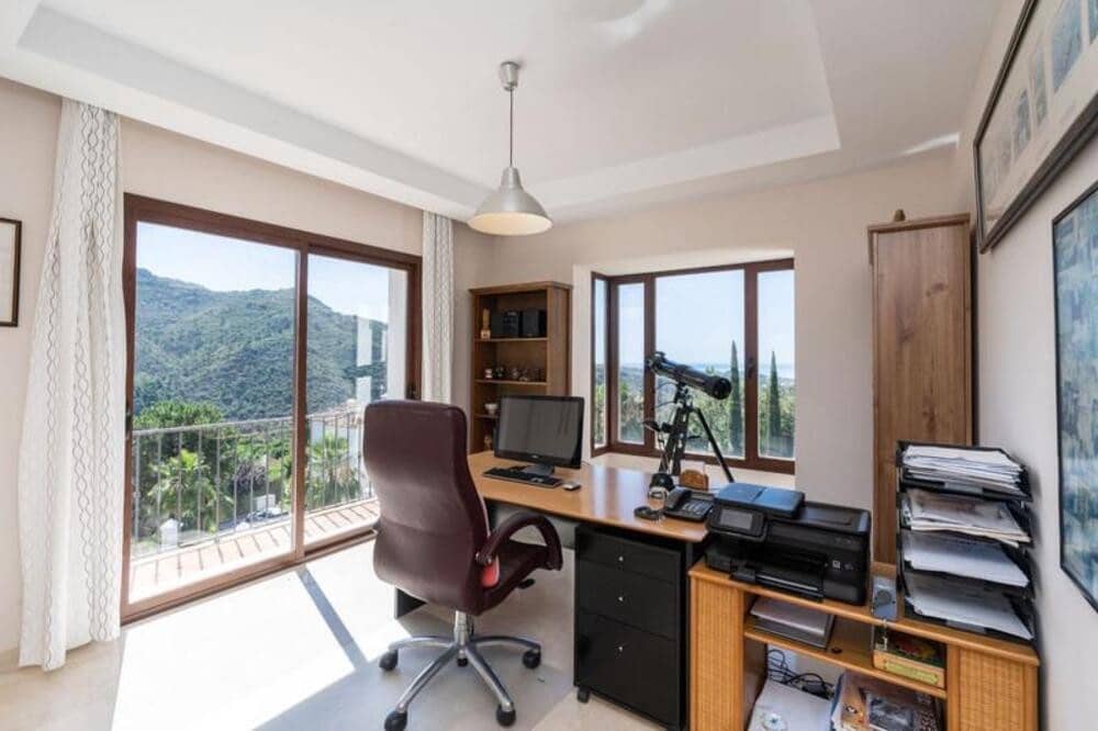 4 bedroom Villa for sale in Benahavis with pool garage - € 1,795,000 (Ref: 9803990)