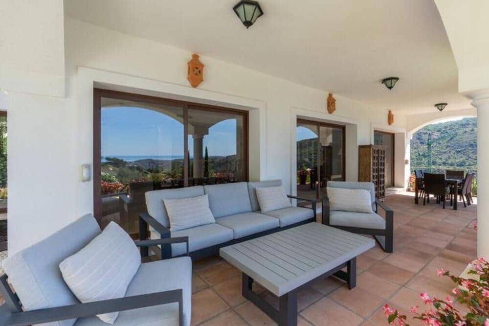 4 bedroom Villa for sale in Benahavis with pool garage - € 1,795,000 (Ref: 9803990)