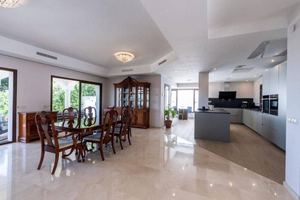 4 bedroom Villa for sale in Benahavis with pool garage - € 1,795,000 (Ref: 9803990)