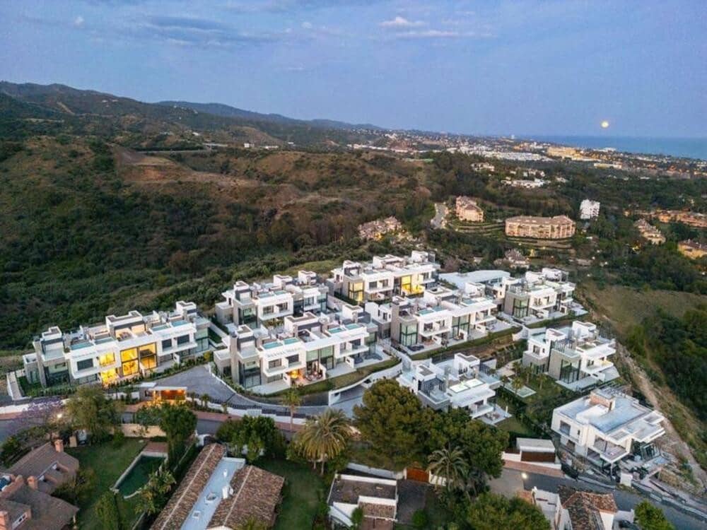 4 bedroom Semi-detached Villa for sale in Marbella with pool garage - € 1,295,000 (Ref: 9803991)