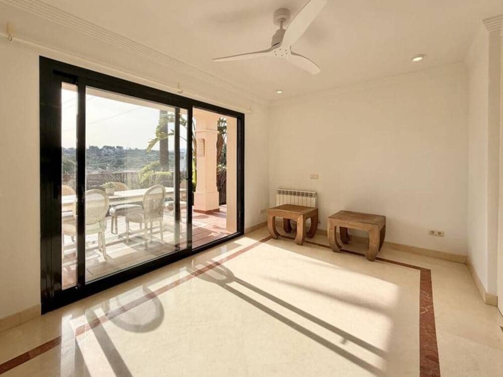 Apartamento de 3 habitaciones en Marbella en alquiler con piscina garaje - 3.000 € (Ref: 9803992)