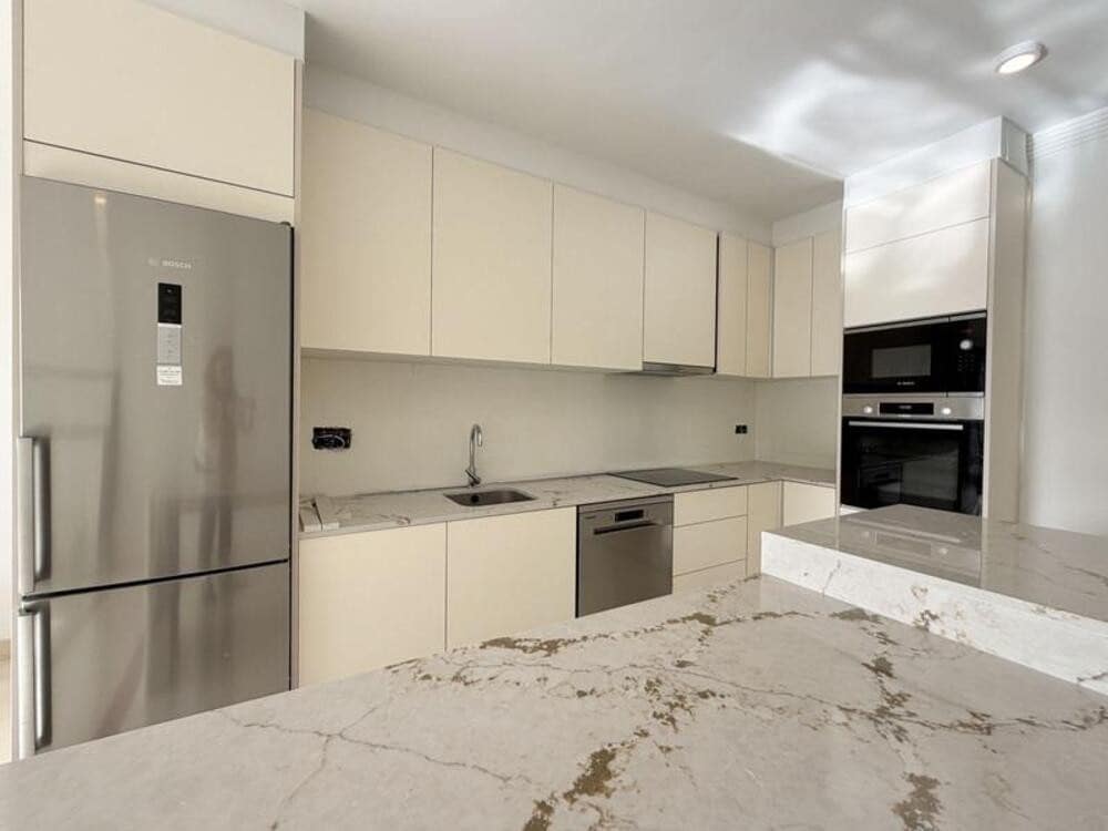 Apartamento de 3 habitaciones en Marbella en alquiler con piscina garaje - 3.000 € (Ref: 9803992)