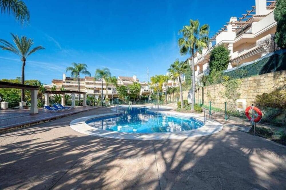 Apartamento de 3 habitaciones en Marbella en alquiler con piscina garaje - 3.000 € (Ref: 9803992)