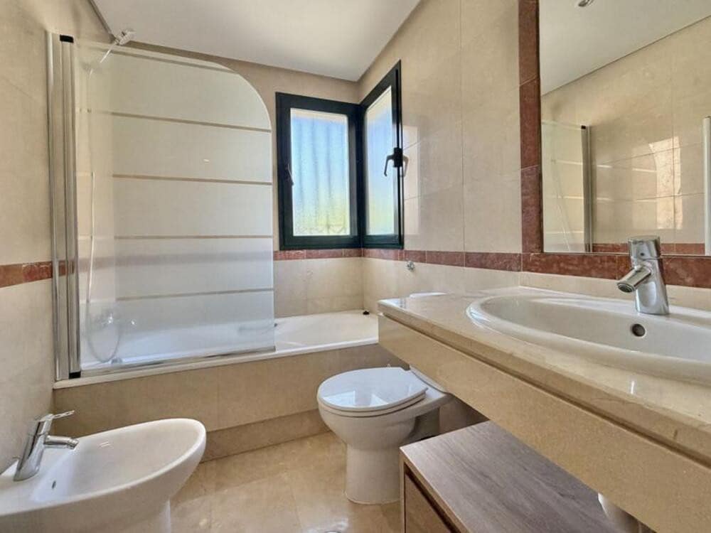 Apartamento de 3 habitaciones en Marbella en alquiler con piscina garaje - 3.000 € (Ref: 9803992)